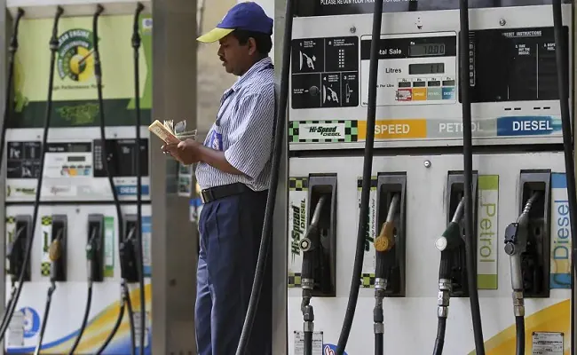 Petrol Diesel Price: क्रूड ऑयल की कीमतों में आई गिरावट, जानिए रविवार को कितने बदले पेट्रोल-डीजल के दाम