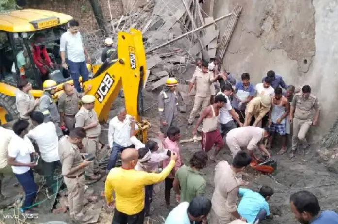 यूपी: बुलंदशहर में घर की छत गिरी, मलबे में दबकर एक ही परिवार के 4 लोगों की मौत