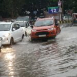 Bihar Weather: बिहार के इन जिलों में भारी बारिश का अलर्ट, जलजमवाव के कारण स्कूल बंद, अगले 48 घंटे काफी अहम