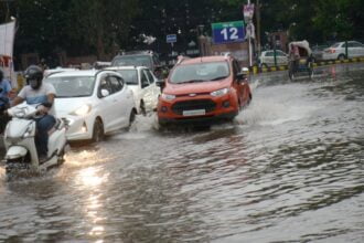 Bihar Weather: बिहार के इन जिलों में भारी बारिश का अलर्ट, जलजमवाव के कारण स्कूल बंद, अगले 48 घंटे काफी अहम