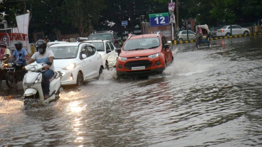 Bihar Weather: बिहार के इन जिलों में भारी बारिश का अलर्ट, जलजमवाव के कारण स्कूल बंद, अगले 48 घंटे काफी अहम