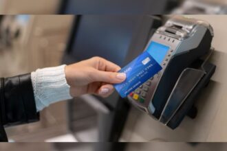 Credit Card: इस बैंक ने ग्राहकों को दिया झटका, बदल दिए ये नियम, अब लोगों को सोच समझकर लेना होगा फैसला!