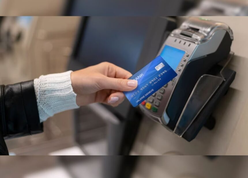 Credit Card: इस बैंक ने ग्राहकों को दिया झटका, बदल दिए ये नियम, अब लोगों को सोच समझकर लेना होगा फैसला!