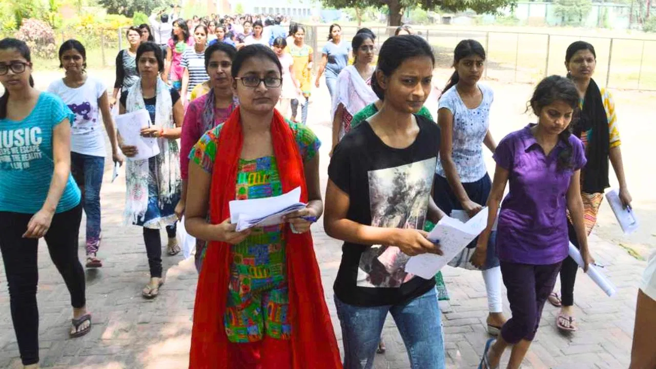 Bihar STET Exam: लड़कियां मेहंदी और नेल पेंट के साथ नहीं दे पाएंगी परीक्षा, एग्जाम सेंटर पर ना करें ये गलतियां