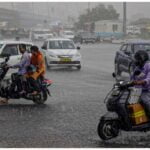 IMD Weather Update: यूपी और बिहार में फिर होगी बारिश, दिल्ली में गर्मी ने किया बुरा हाल, जानें मौसम का हाल