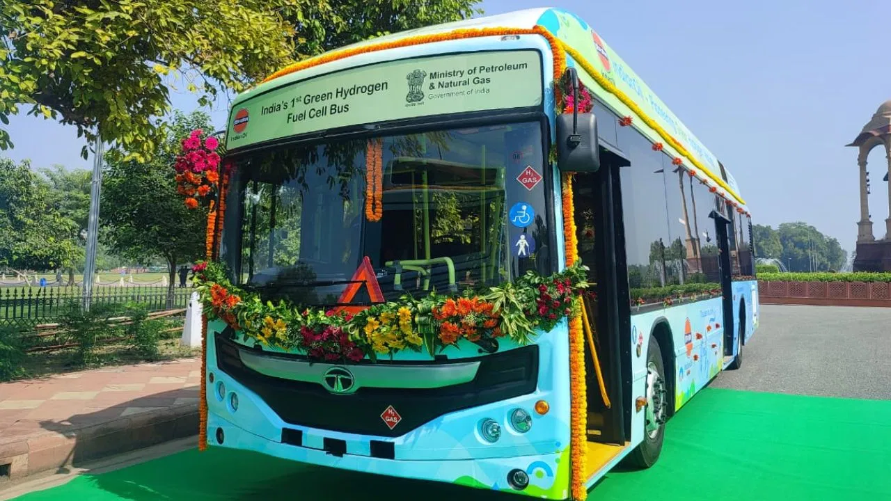 First Hydrogen Bus: दिल्ली में आज से शुरू हुईं 2 हाईड्रोजन बस, हरदीप सिंह पुरी ने दिया ग्रीन सिग्नल