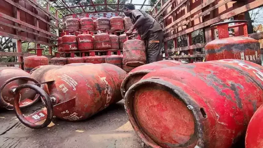 LPG Gas Cylinder in 450 Rupees: नए साल से पहले तोहफों की बौछार, इस राज्य में गरीब परिवारों को सिर्फ ₹450 में मिलेगा गैस सिलेंडर