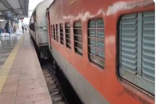 हैदराबाद से चेन्नई जा रही Charminar Express के तीन डिब्बे पटरी से उतरे, पांच लोग घायल