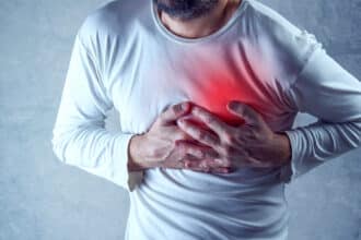 Heart Attack के ये लक्षण 10 दिन पहले ही आ जाते हैं नजर, भूलकर भी न करें नजरअंदाज